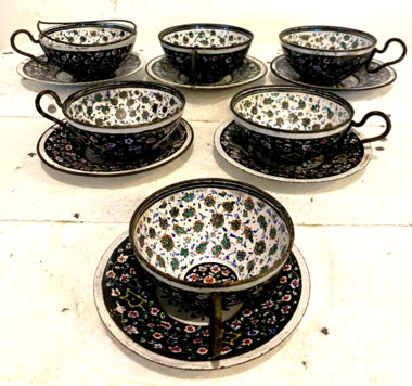 Serie de six tasses et sous tasses en émaillé a décor floral XX siècle