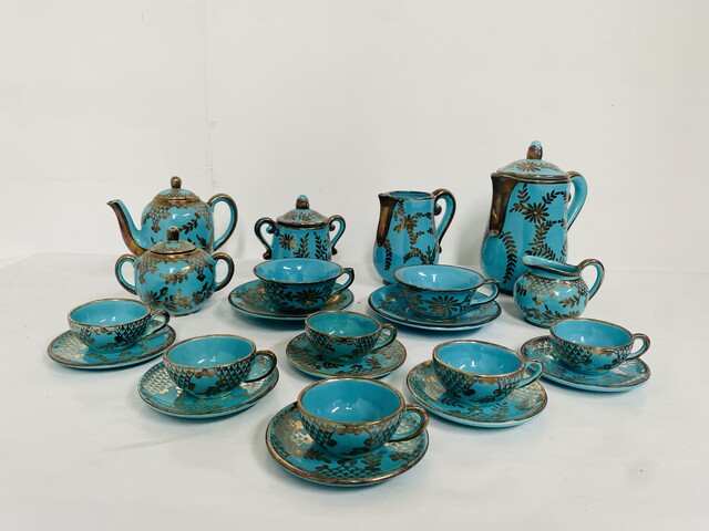 service à café art déco comportant 14 pièces en faïence polychrome