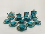 service à café art déco comportant 14 pièces en faïence polychrome
