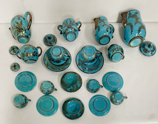 service à café art déco comportant 14 pièces en faïence polychrome
