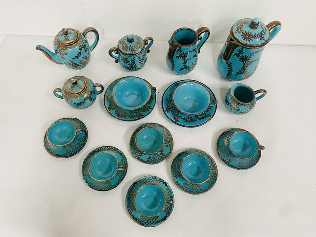 service à café art déco comportant 14 pièces en faïence polychrome
