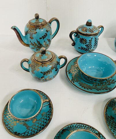 service à café art déco comportant 14 pièces en faïence polychrome