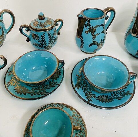 service à café art déco comportant 14 pièces en faïence polychrome