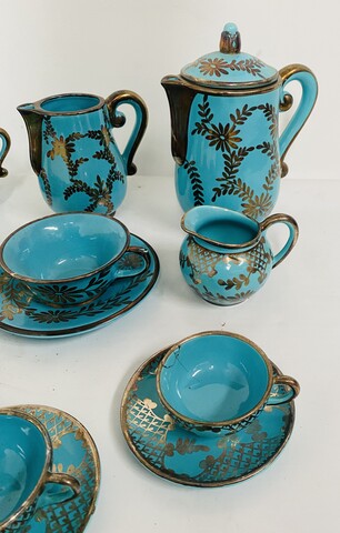 service à café art déco comportant 14 pièces en faïence polychrome