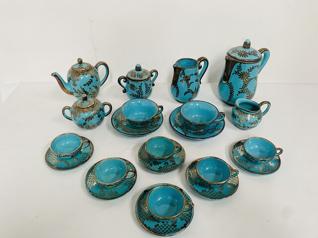 service à café art déco comportant 14 pièces en faïence polychrome