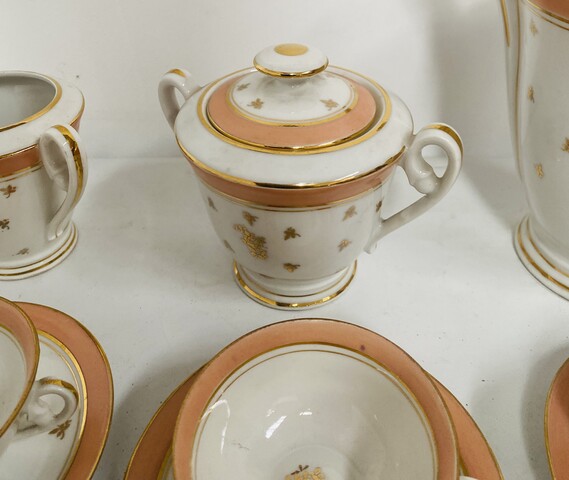 service à café en porcelaine fine comportant 15 pièces polychrome . XX siècle.