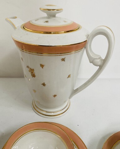service à café en porcelaine fine comportant 15 pièces polychrome . XX siècle.