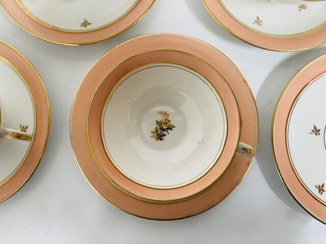 service à café en porcelaine fine comportant 15 pièces polychrome . XX siècle.
