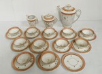 service à café en porcelaine fine comportant 15 pièces polychrome . XX siècle.