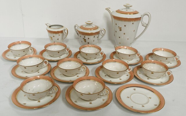 service à café en porcelaine fine comportant 15 pièces polychrome . XX siècle.
