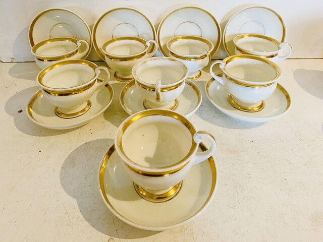 service à café en porcelaine fine comportant huit pièces dorure . XIX siècle.