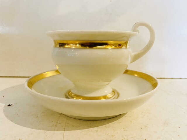 service à café en porcelaine fine comportant huit pièces dorure . XIX siècle.