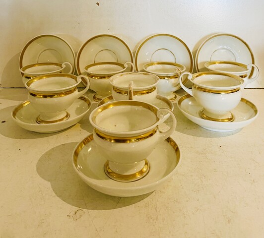 service à café en porcelaine fine comportant huit pièces dorure . XIX siècle.