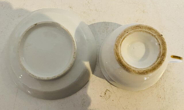 service à café en porcelaine fine comportant huit pièces dorure . XIX siècle.