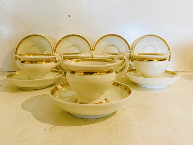 service à café en porcelaine fine comportant huit pièces dorure . XIX siècle.