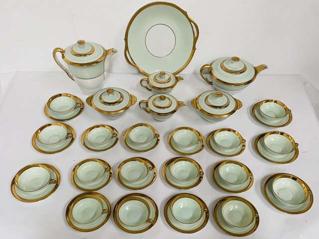 service à café et Thé comportant 25 pièces en porcelaine polychrome . XX siècle.