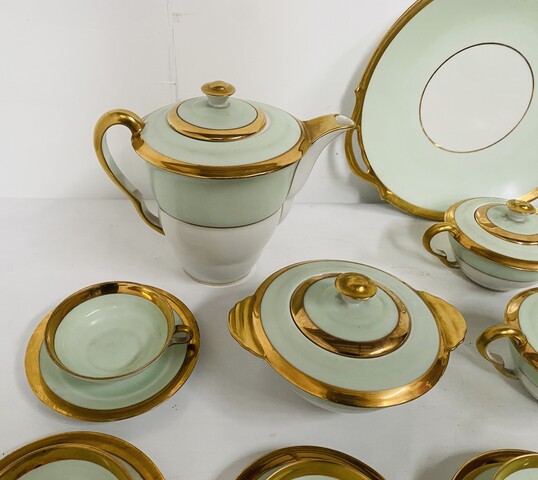 service à café et Thé comportant 25 pièces en porcelaine polychrome . XX siècle.