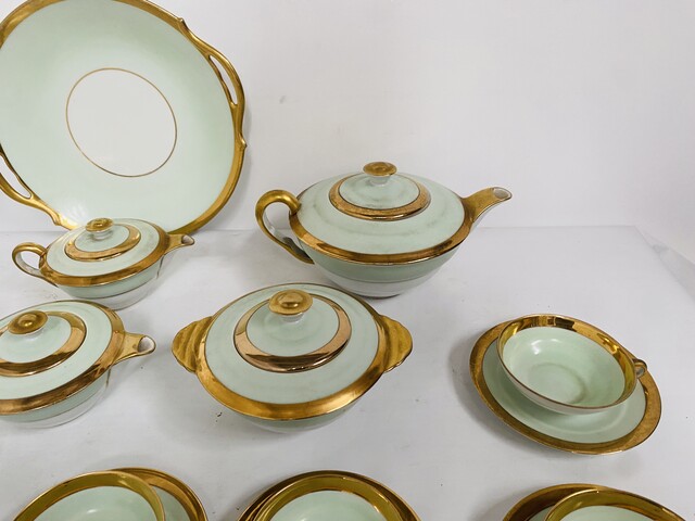 service à café et Thé comportant 25 pièces en porcelaine polychrome . XX siècle.