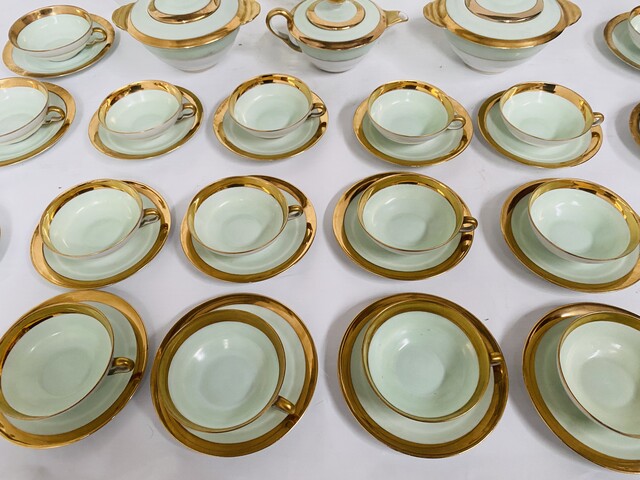 service à café et Thé comportant 25 pièces en porcelaine polychrome . XX siècle.