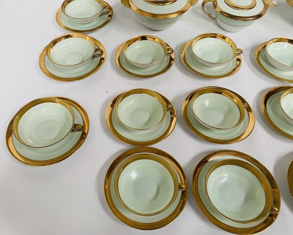 service à café et Thé comportant 25 pièces en porcelaine polychrome . XX siècle.