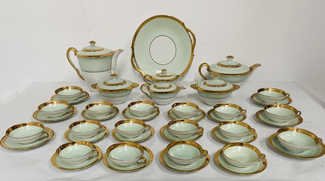 service à café et Thé comportant 25 pièces en porcelaine polychrome . XX siècle.