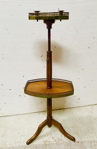 serviteur muet de style Louis XVI en acajou à deux plateaux galerie . XX siècle.