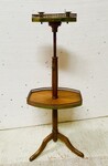 serviteur muet de style Louis XVI en acajou à deux plateaux galerie . XX siècle.