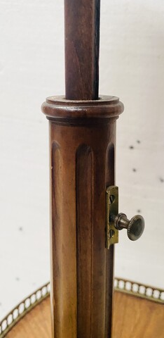 serviteur muet de style Louis XVI en acajou à deux plateaux galerie . XX siècle.