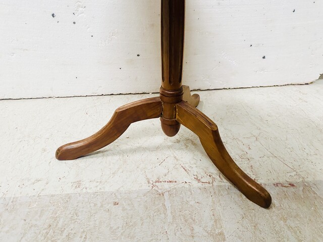 serviteur muet de style Louis XVI en acajou à deux plateaux galerie . XX siècle.