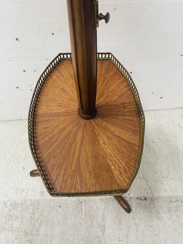 serviteur muet de style Louis XVI en acajou à deux plateaux galerie . XX siècle.