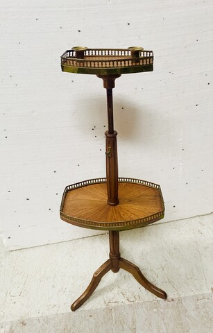 serviteur muet de style Louis XVI en acajou à deux plateaux galerie . XX siècle.