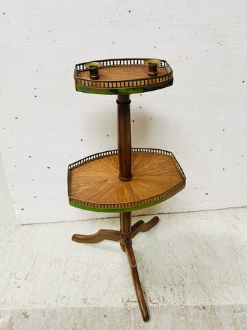 serviteur muet de style Louis XVI en acajou à deux plateaux galerie . XX siècle.