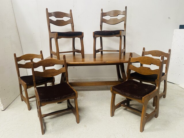 six chaises et une fable en chêne et placage circa 1950 . XX siècle .