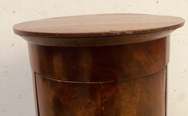 somno ou chevet cylindre époque Napoléon III en placage d'acajou . XIX siècle .