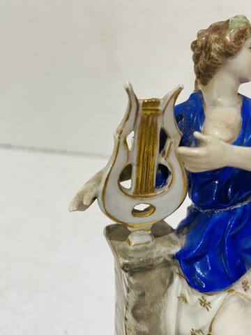 suite de quatre muses en porcelaine polychrome à allégories  arts . XX siècle .