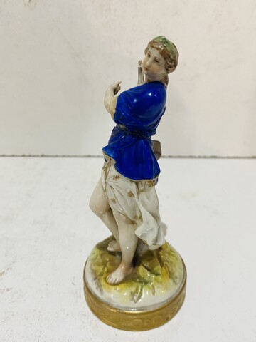 suite de quatre muses en porcelaine polychrome à allégories  arts . XX siècle .