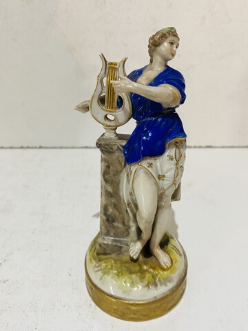 suite de quatre muses en porcelaine polychrome à allégories  arts . XX siècle .