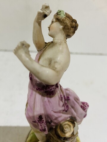 suite de quatre muses en porcelaine polychrome à allégories  arts . XX siècle .