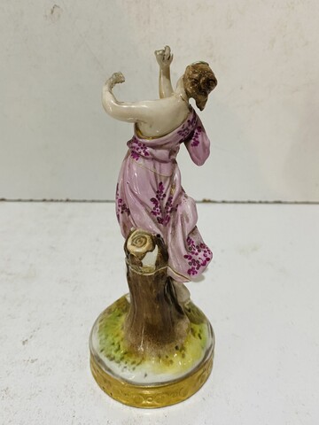 suite de quatre muses en porcelaine polychrome à allégories  arts . XX siècle .