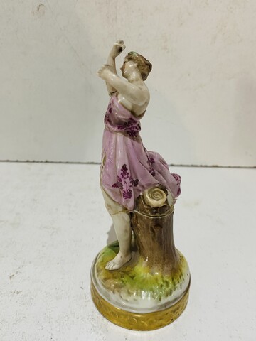 suite de quatre muses en porcelaine polychrome à allégories  arts . XX siècle .