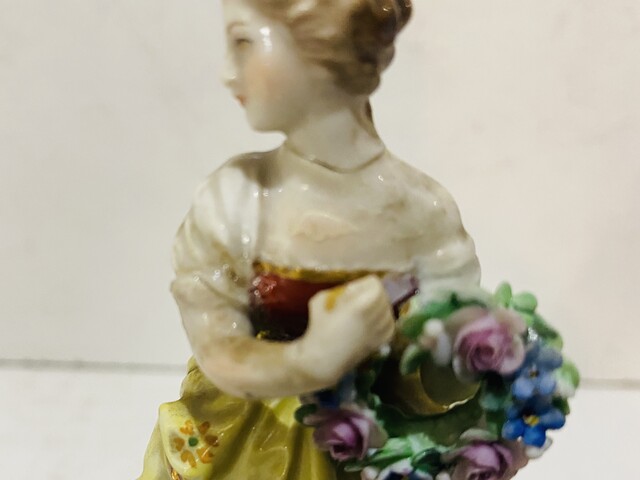 suite de quatre muses en porcelaine polychrome à allégories  arts . XX siècle .