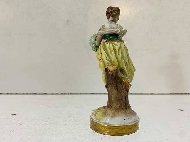 suite de quatre muses en porcelaine polychrome à allégories  arts . XX siècle .