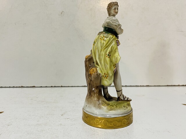 suite de quatre muses en porcelaine polychrome à allégories  arts . XX siècle .