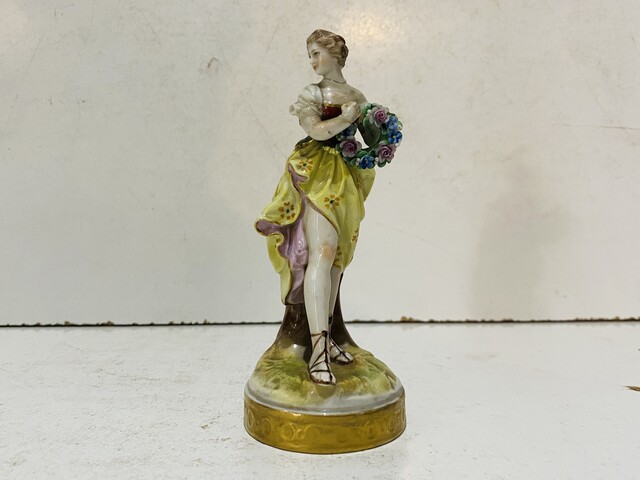 suite de quatre muses en porcelaine polychrome à allégories  arts . XX siècle .