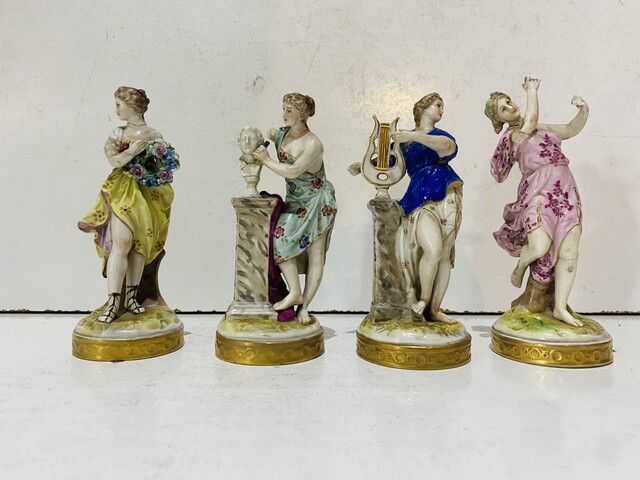 suite de quatre muses en porcelaine polychrome à allégories  arts . XX siècle .