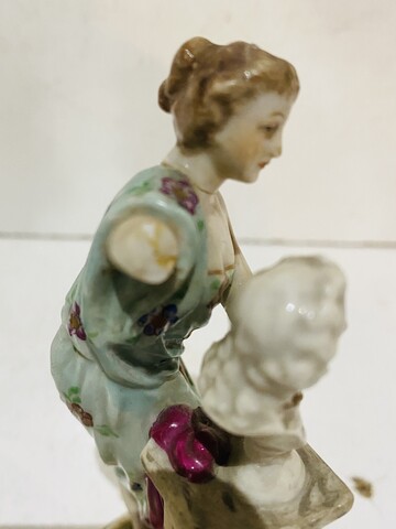 suite de quatre muses en porcelaine polychrome à allégories  arts . XX siècle .