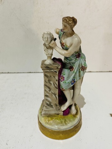 suite de quatre muses en porcelaine polychrome à allégories  arts . XX siècle .