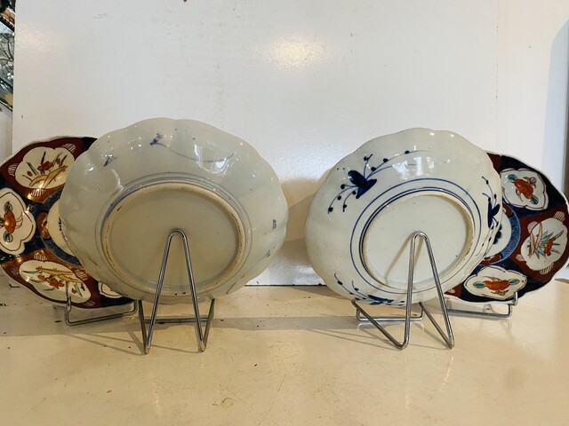 suite de six assiettes en porcelaine imari bord à goudron . XIX siècle .