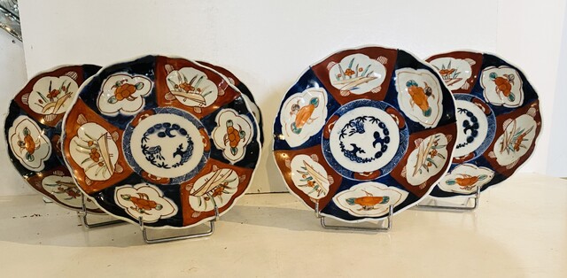 suite de six assiettes en porcelaine imari bord à goudron . XIX siècle .