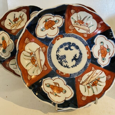 suite de six assiettes en porcelaine imari bord à goudron . XIX siècle .